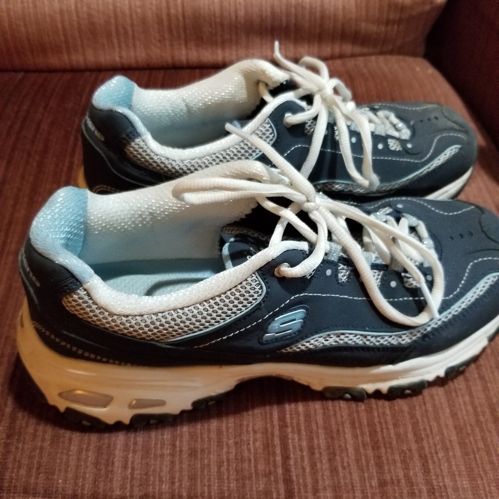 Tennis shoes